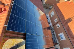 Instalación de placas solares vista desde el propio tejado en una vivienda de Palencia