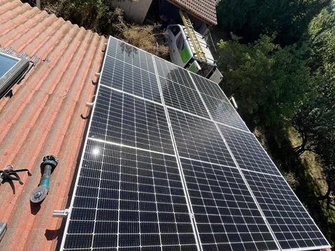 Instalación fotovoltaica aislada sobre tejado en una zona rural de Soria