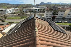 Paneles solares en las dos vertientes de un tejado con vistas a la montaña, en Hernani