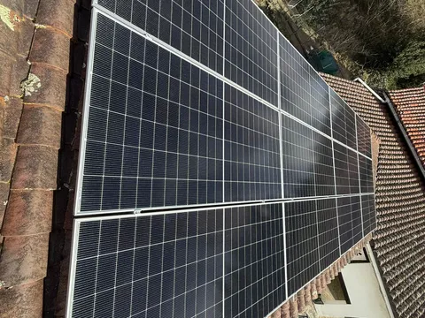 Paneles solares sobre tejado de teja en Markina-Xemein