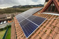 Placas solares sobre un tejado de teja con vistas al valle en Muxika, País Vasco